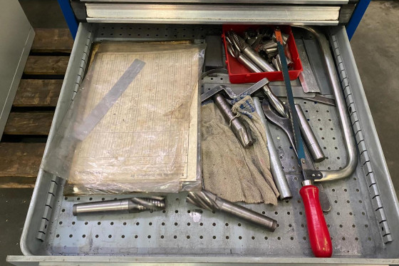 Cabinet 600 x 600 x 900 with cutting / milling tools