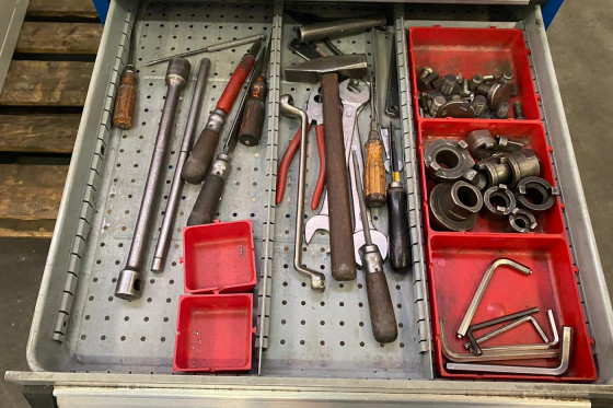Cabinet 600 x 600 x 900 with cutting / milling tools