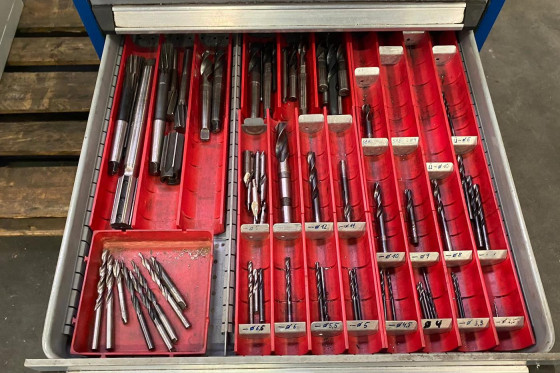 Cabinet 600 x 600 x 900 with cutting / milling tools