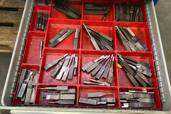 Cabinet 600 x 600 x 900 with cutting / milling tools
