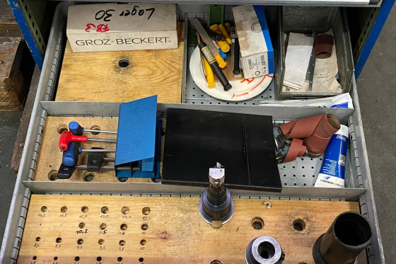 Cabinet 750 x 750 x 1000 with cutting tools / milling