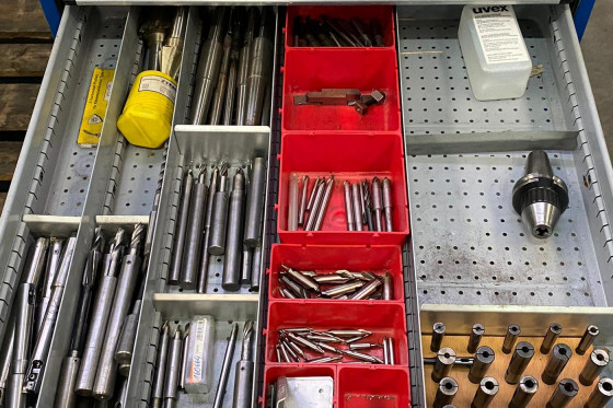 Cabinet 750 x 750 x 1000 with cutting tools / milling