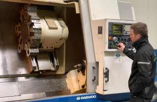 6351-PUMA-450-CNC-Lathe-2