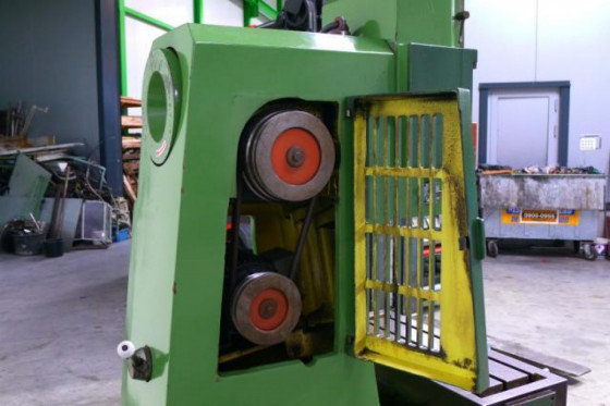 Slotting machine steek bank urpe