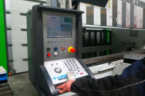 LVD - lvd ppeb efl Cadman in 10 Axis hoekmeet systeem 