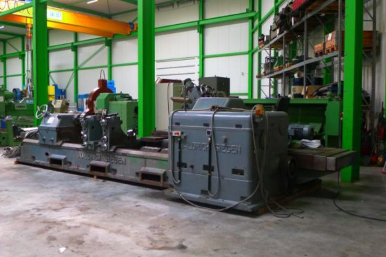 Travelling wheel roll grinder