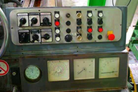 Travelling wheel roll grinder