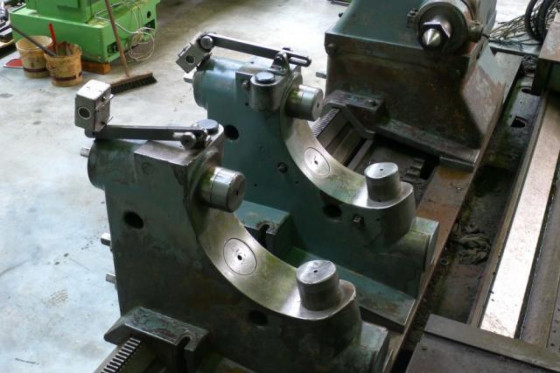 Travelling wheel roll grinder