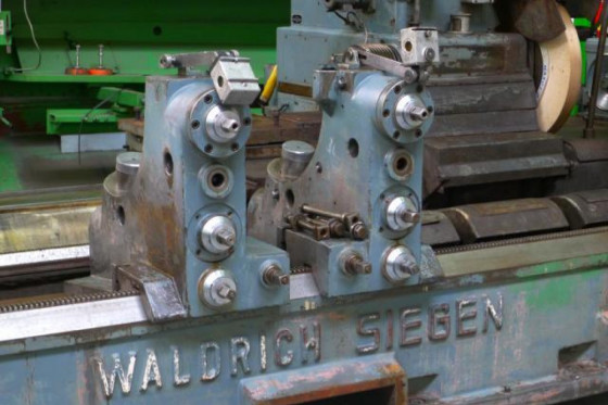 Travelling wheel roll grinder