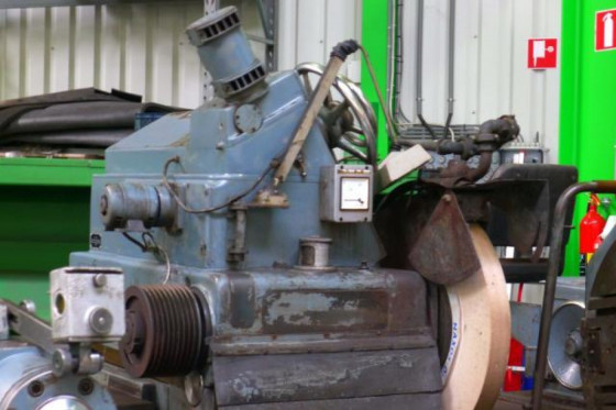 Travelling wheel roll grinder