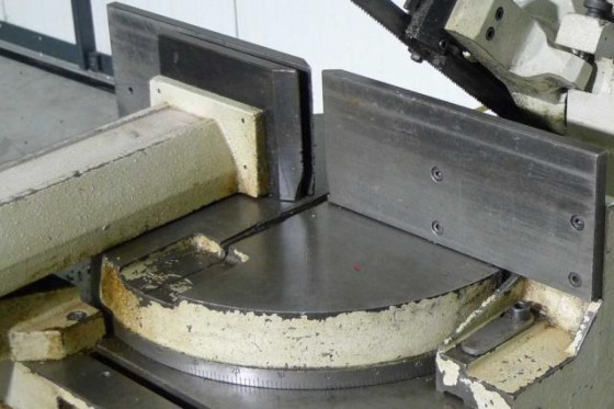 Semi automat bandsaw pneumatic