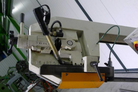 Semi automat bandsaw pneumatic