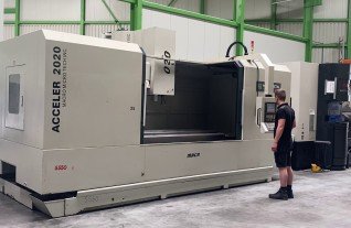 Macro Micro Tech Acceler 2020 VMC 8000 Rpm Siemenes Sinumrik 828D MACH4METAL 5050 1-2