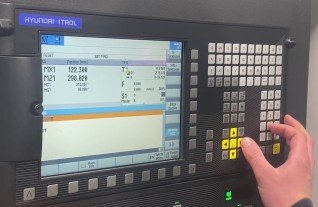 HYUNDAI WIA HD2200C CNC Lathe draaibank drehmaschine MACH4METAL 2-2