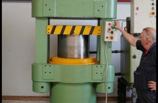 3972 = Mackey & Bowley EUROPRESS 1000 T hydraulic press coining hobbing embrossing mach4metal