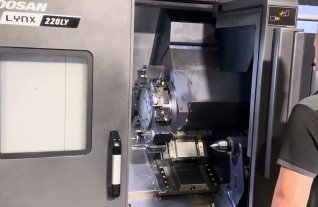Doosan DN-Solutions LYNX 220 LYC turning milling dreh und fraesmaschine MACH4METAL 1-3 7757