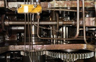 Gears inside headstock (1).jpg