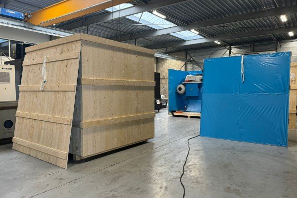 Verpakken van 2 Walter Eckold KF 665 Krachtvormers voor verzending naar Azië