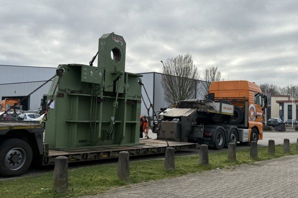 Massale Haeusler-machine gaat naar de Haven van Rotterdam.