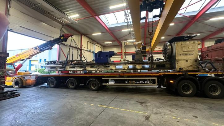 Aankoop, transport en lossing van een zware CNC-draaibank bij Mach4Metal