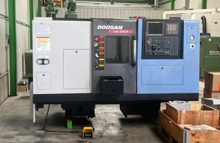 DOOSAN - LYNX 220 LMA CNC Lathe with c-axis used | Mach4Metal